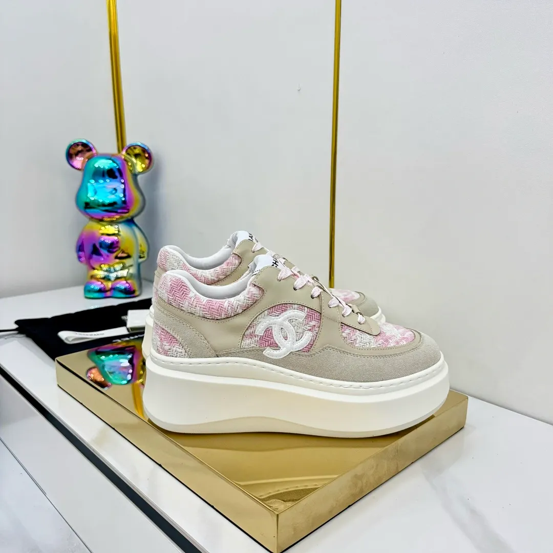 👟👟Ex-factory price 600👟👟 Upgraded version, upgraded version, upgraded version! No rebuttal accepted! ! ! ! Chanel Chanel panda shoes! 2025 counter's top casual sports shoes. This classic design; the upper is electro-embroidered with a variety of techniques; the outsole is fashionable and sporty; the unusual inclusion of a variety of color matching elements... The diversified mix and match is very good-looking and versatile, and can be used for leisure, fashion, sports, and outdoor... ꫛꫀꪝ Go➫ Materials: ❶Upper made of: original imported first-layer silk cowhide + original waterproof cloth + original first-layer cowhide ❷Inner lining: Original Yangli+Net ❸Outsole based on: Original TPU combination outsole Counter boutique packaging complete set for women 35–41 👉 👉 👉 👉 👉